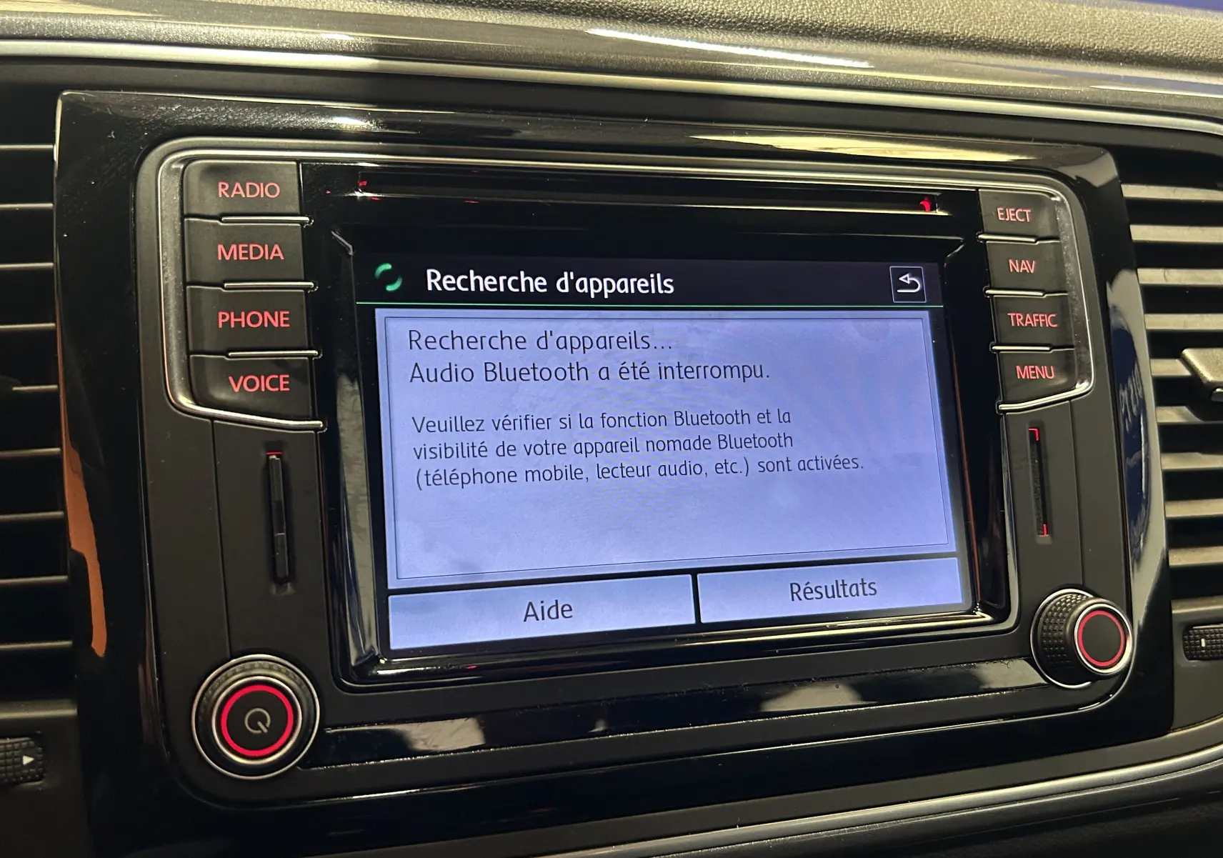 Écran central tactile du GPS de la Volkswagen Coccinelle 2016, affichant une recherche d'appareils Bluetooth.