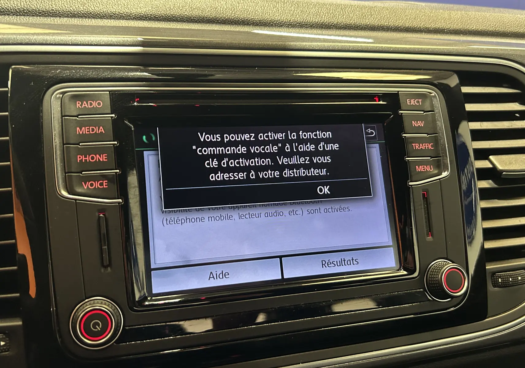 Écran central tactile du GPS de Volkswagen Coccinelle 2016, avec message d'activation commande vocale affiché.