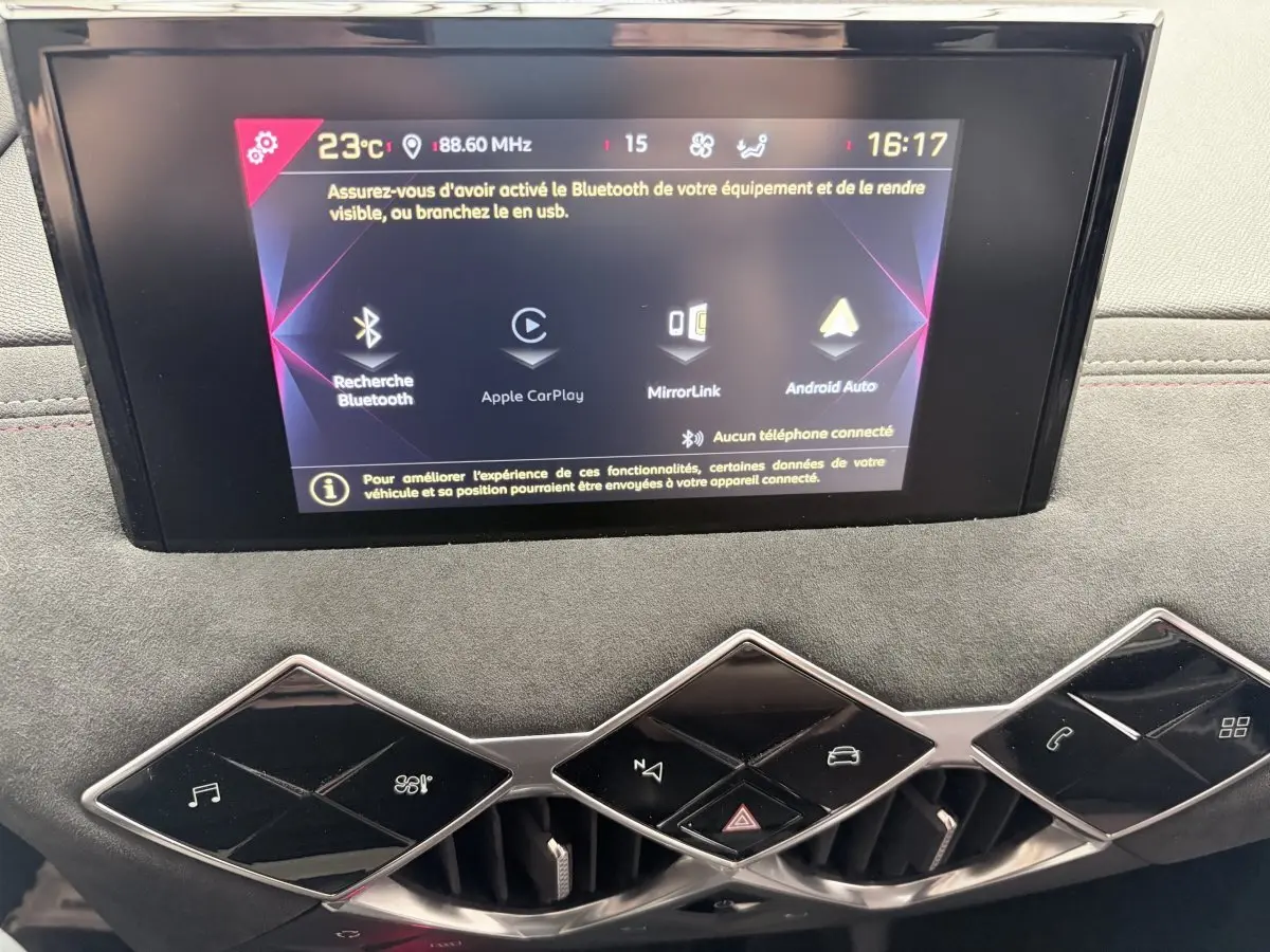 Écran tactile central du DS3 Crossback blanc 2022 affichant options Apple CarPlay et Android Auto, avec commandes en losange.