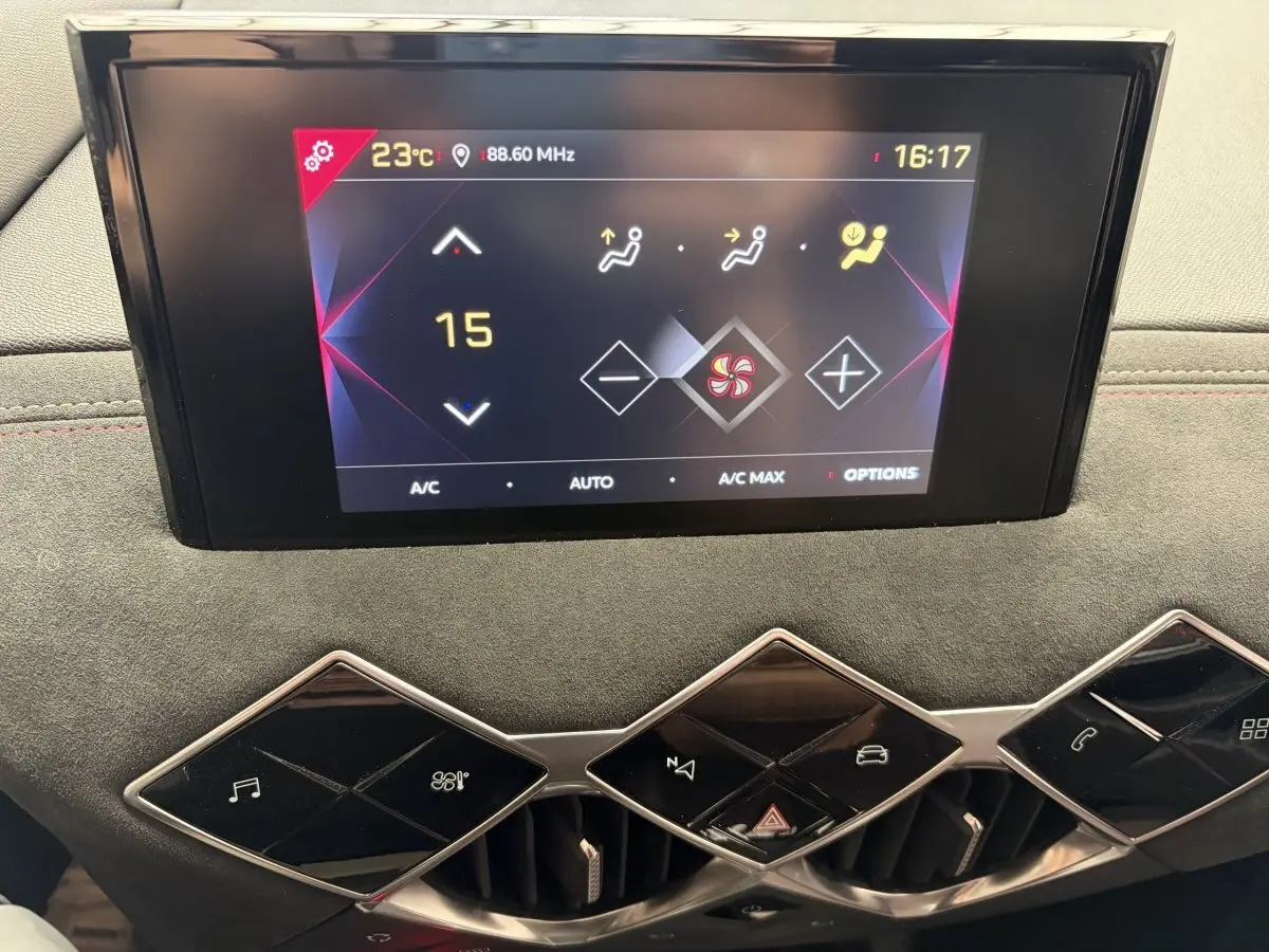 Écran tactile central affichant la climatisation sur tableau de bord en alcantara gris du DS3 Crossback blanc.