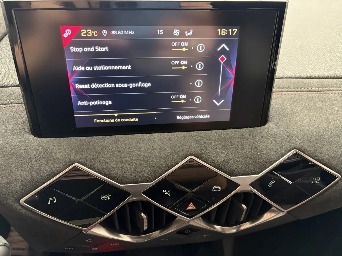 Écran tactile central affichant les réglages d’aide à la conduite dans l’habitacle du DS3 Crossback blanc.