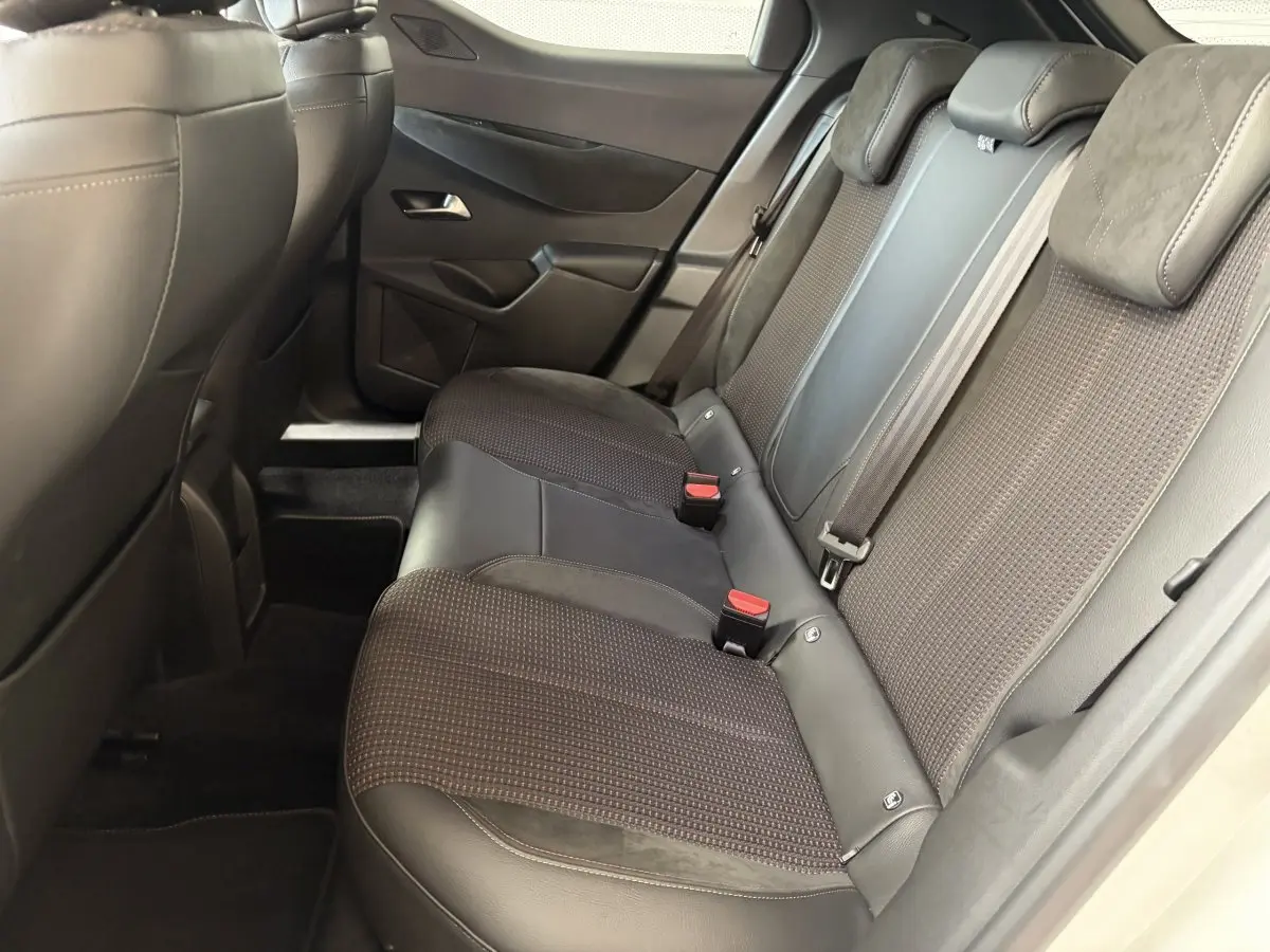 Vue intérieure des sièges arrière en tissu et cuir noir du DS3 Crossback, côté droit, avec ceinture de sécurité visible.
