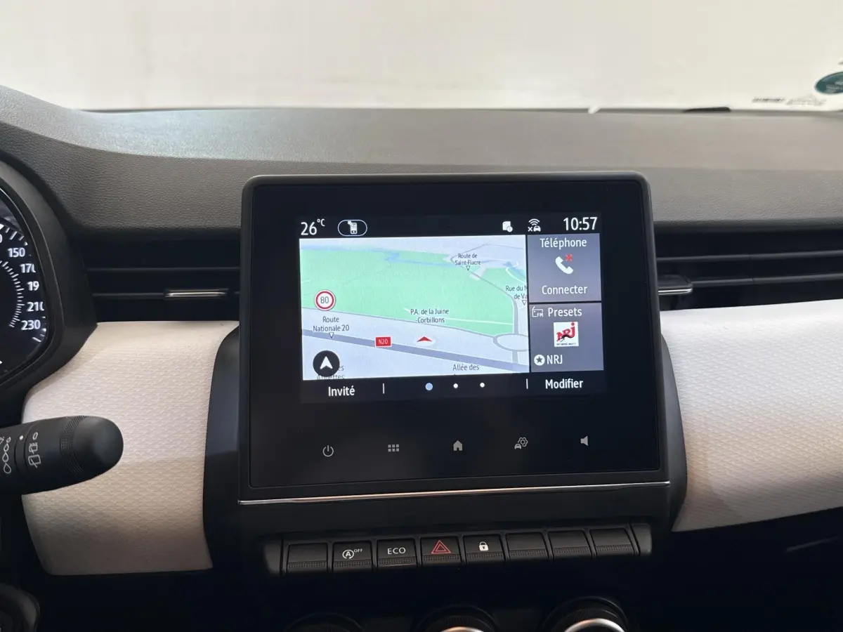 Écran tactile central affichant la navigation dans l’habitacle clair d’une Renault Clio Evolution TCe 100 GPL.