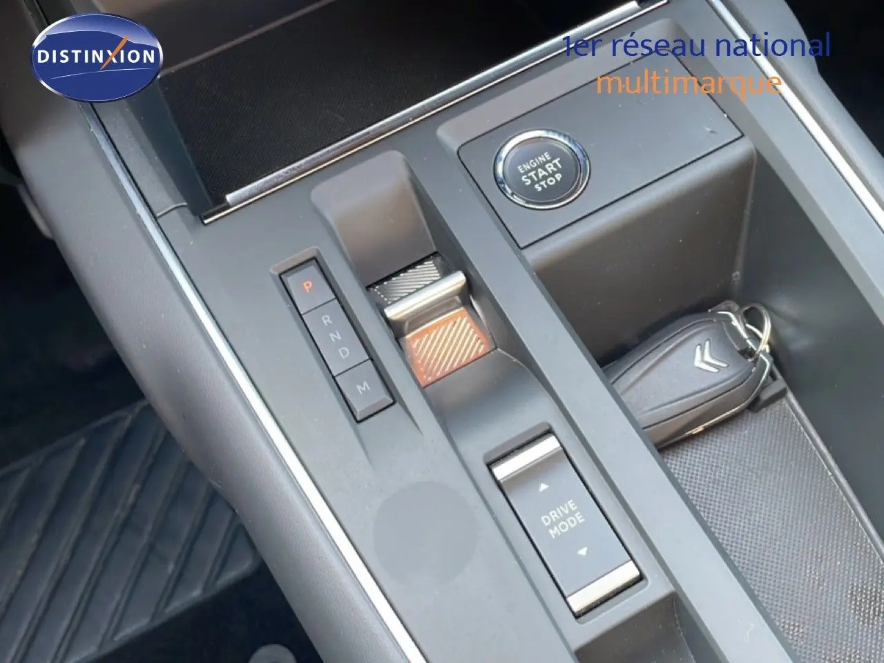 Gros plan sur la console centrale du Citroën C5 Aircross bleu Eclipse Metal, avec sélecteur de boîte auto et bouton start/stop.