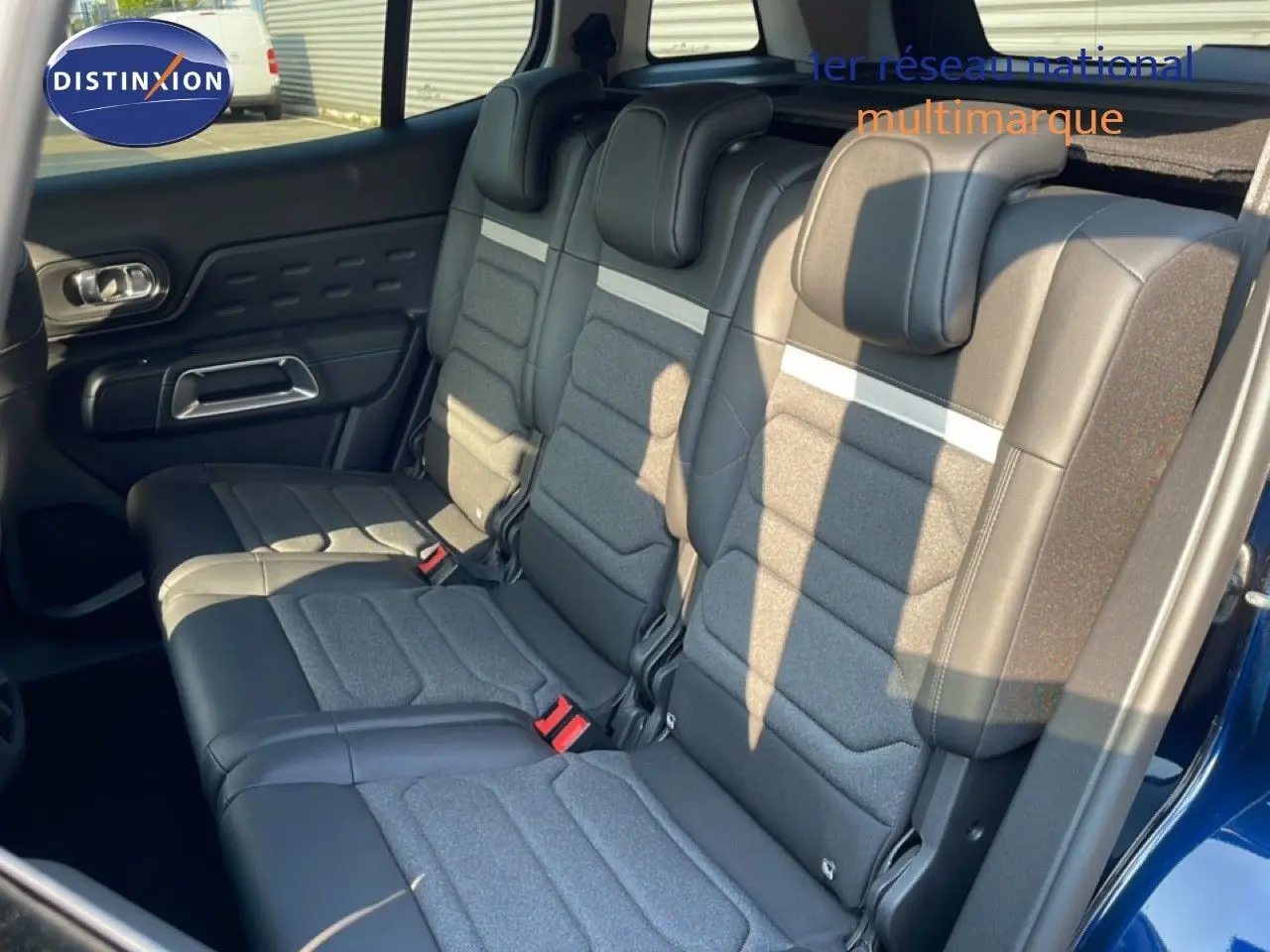 Vue intérieure côté droit des sièges arrière bi-matière gris et noir du Citroën C5 Aircross Bleu Eclipse Metal 2025.