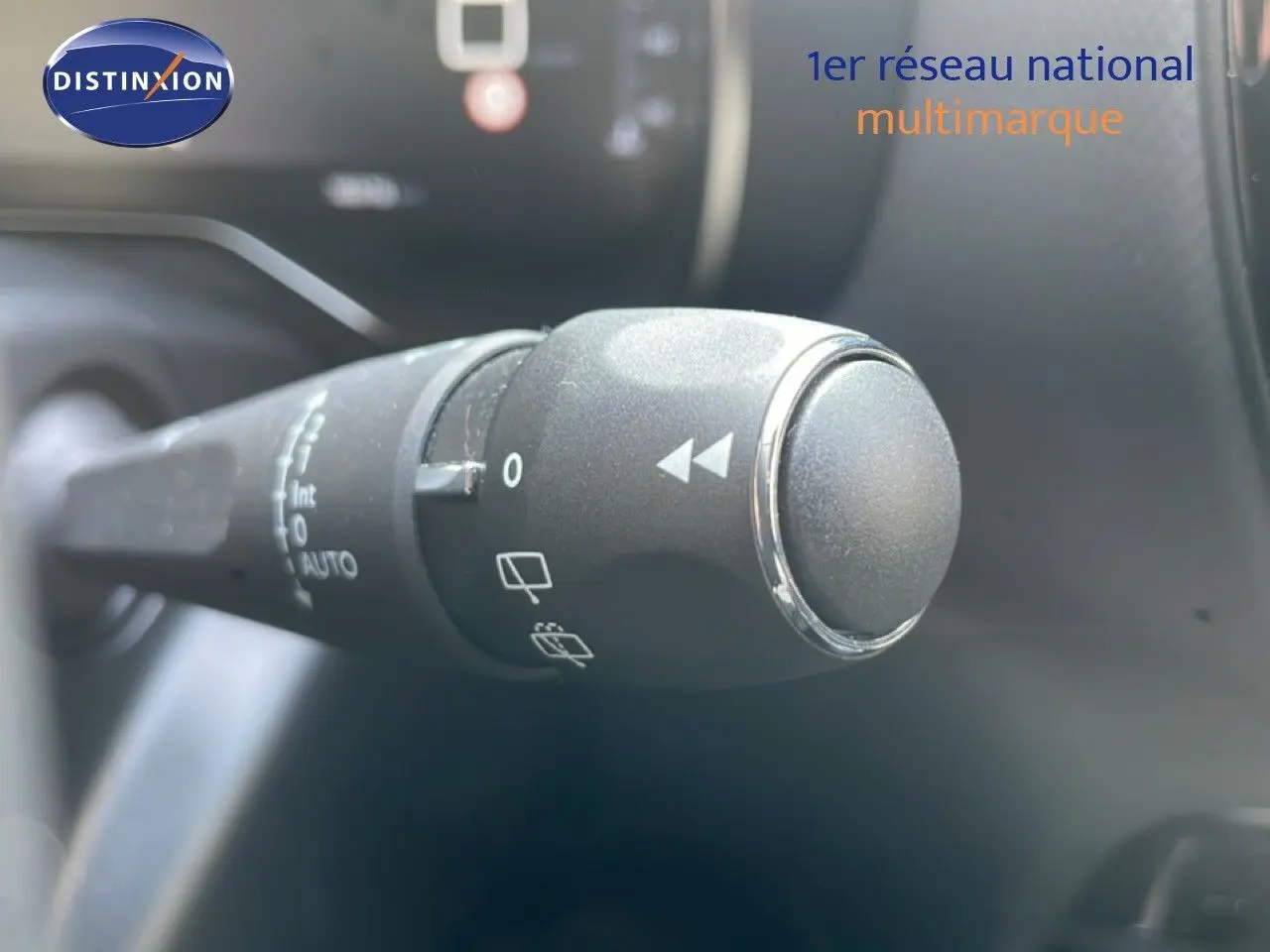 Gros plan sur la commande d’essuie-glace à gauche du volant dans l’habitacle du Citroën C5 Aircross bleu Eclipse Metal.