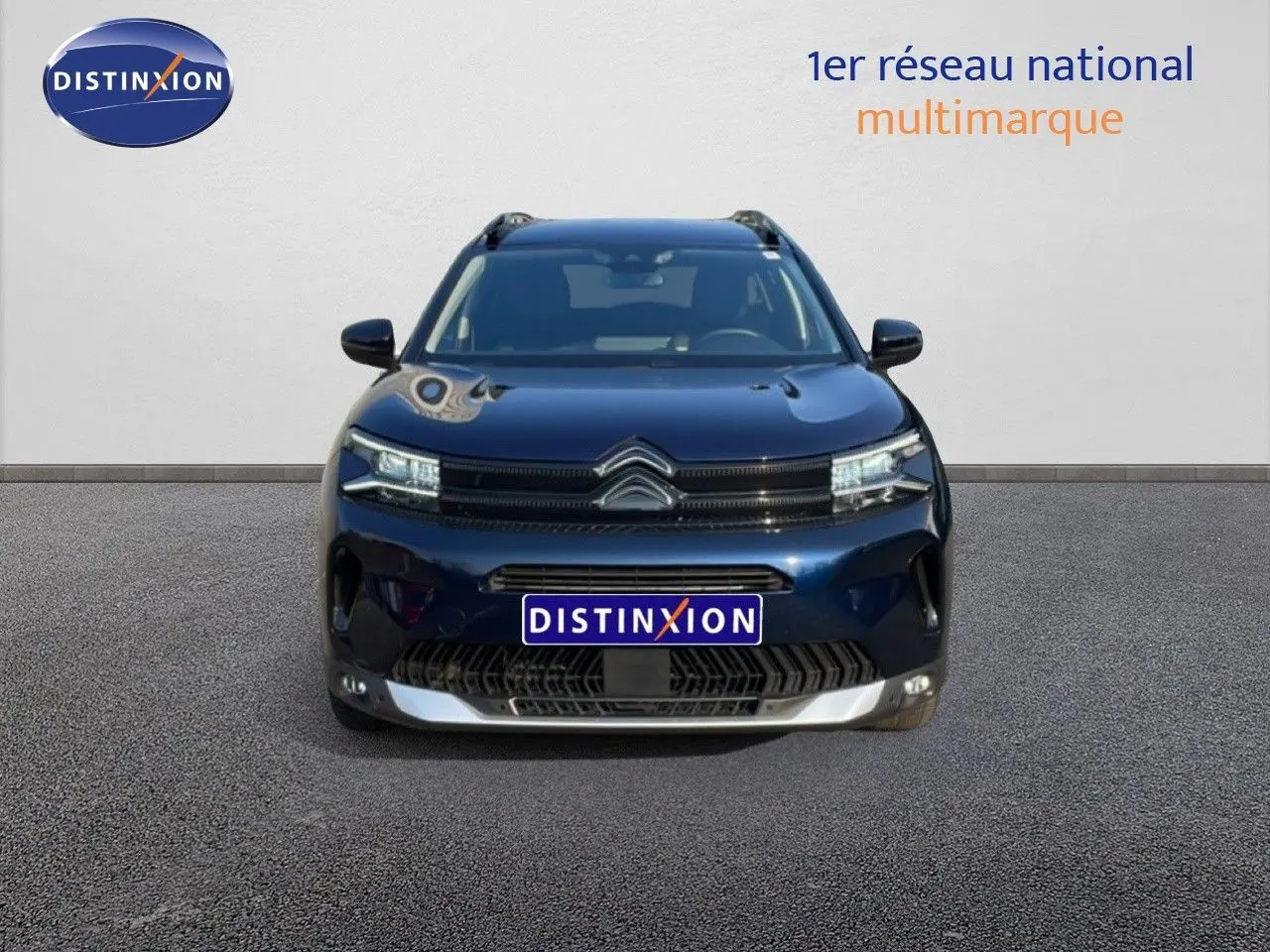 Vue frontale d'un Citroën C5 Aircross bleu Eclipse Métal avec calandre noire et détails chromés.
