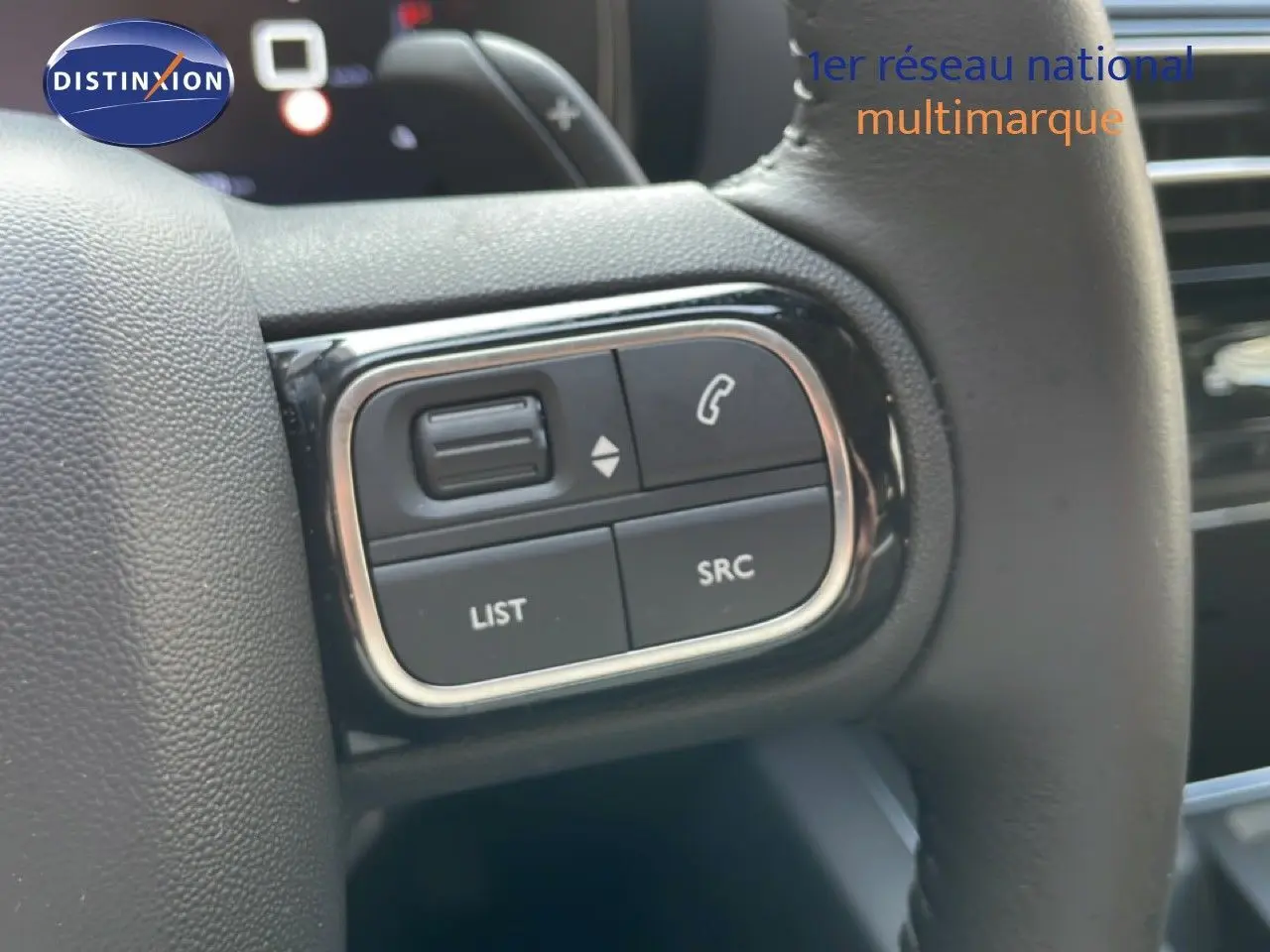 Gros plan sur les commandes gauche du volant noir du Citroën C5 Aircross 2025, boutons de gestion audio et appel.