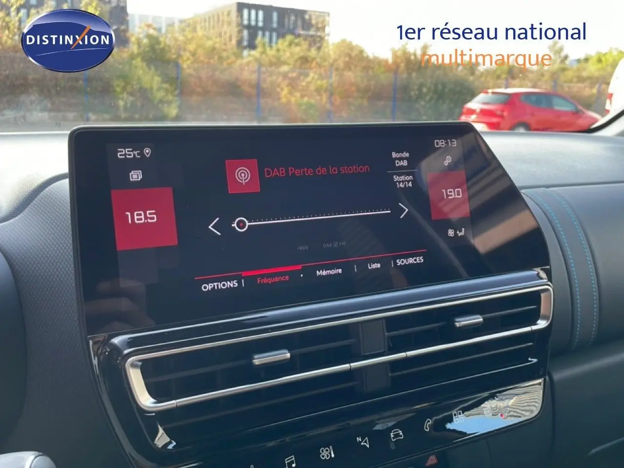 Écran tactile central du tableau de bord du Citroën C5 Aircross 2025, affichant la radio DAB et la température intérieure.