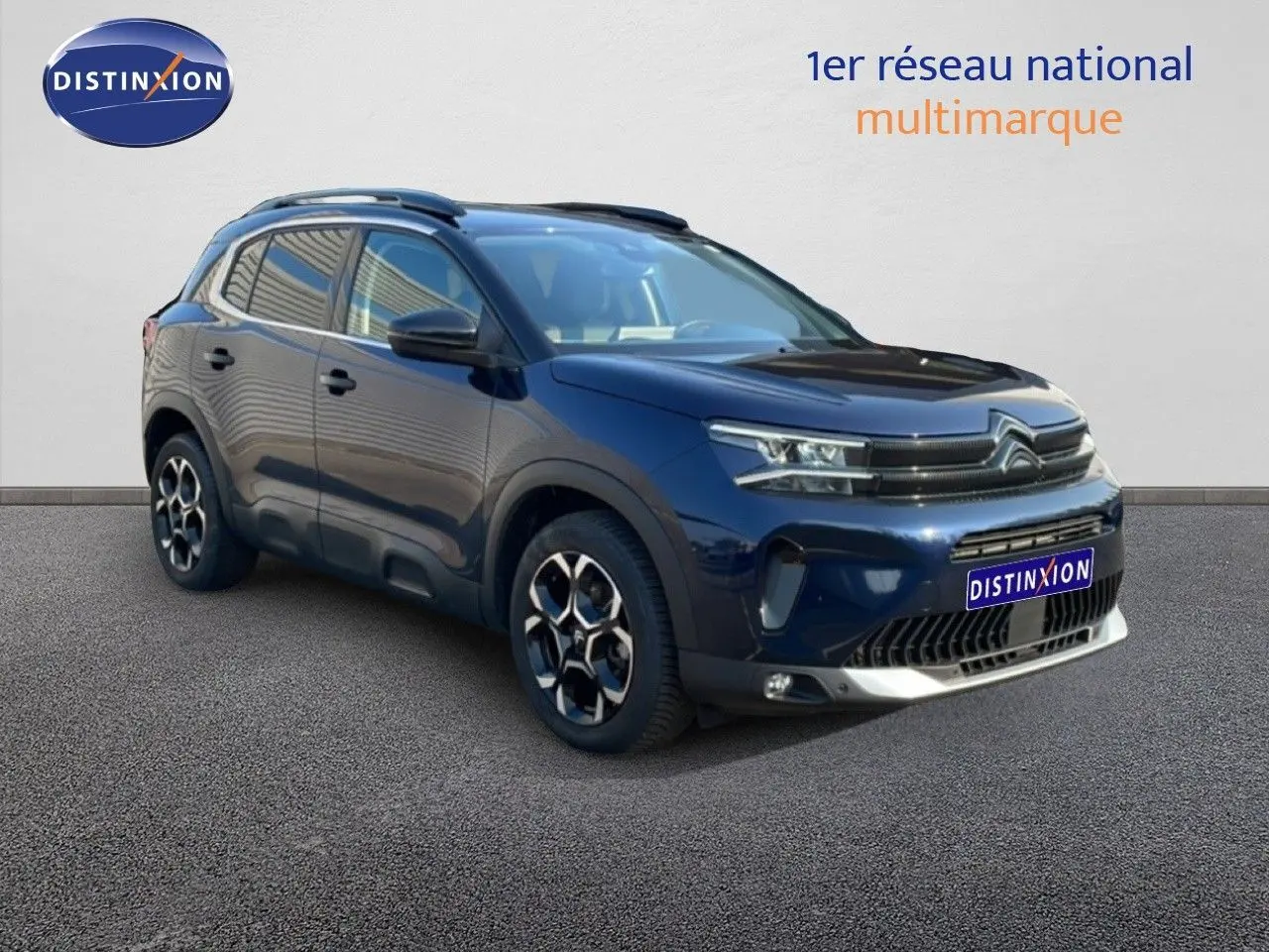 Citroën C5 Aircross bleu Eclipse métal en 3/4 avant droit, avec jantes noires et toit noir contrasté.