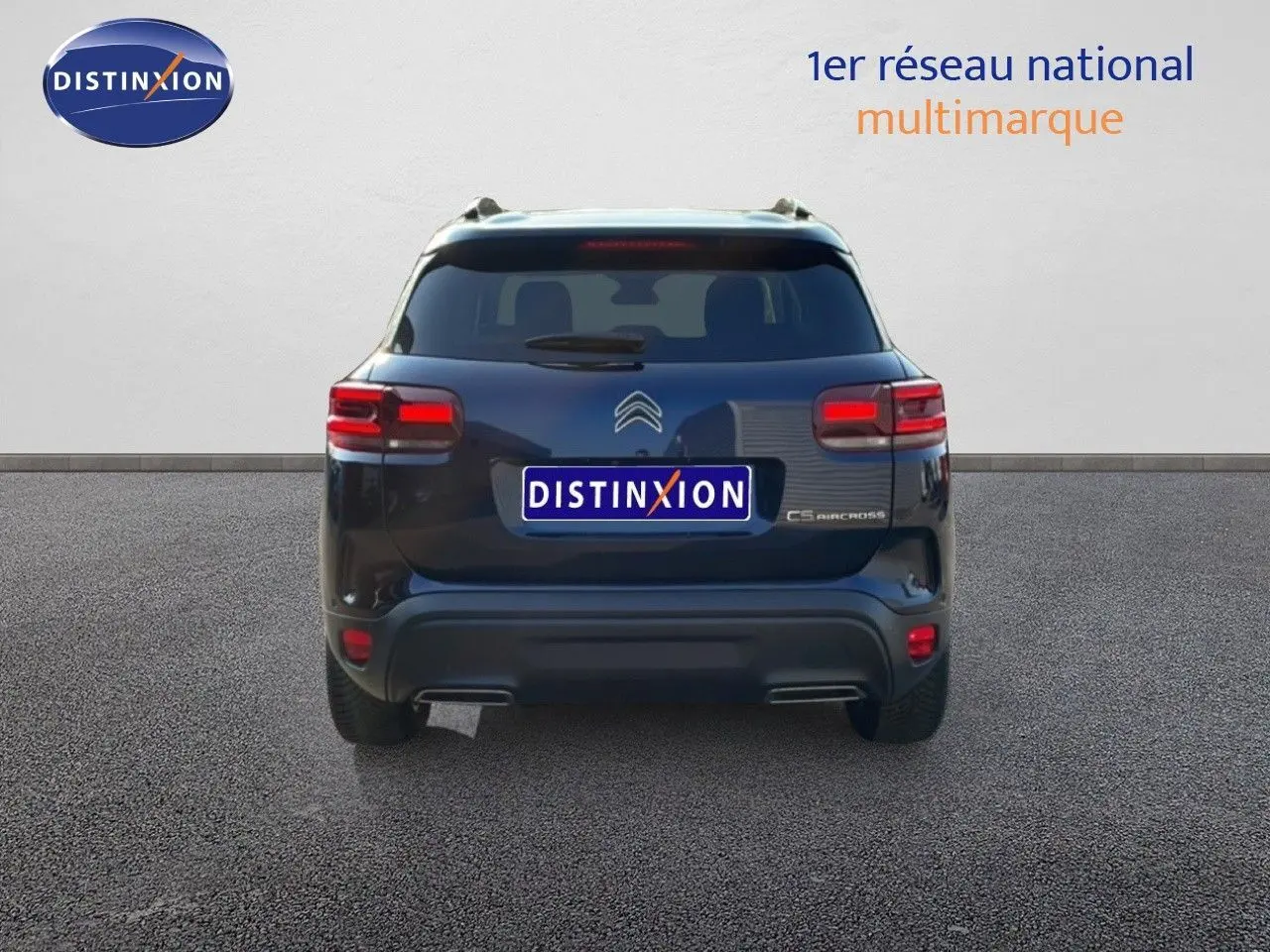 Vue arrière d'un Citroën C5 Aircross bleu Eclipse Metal 2025 avec feux rouges et double sortie d'échappement visible.