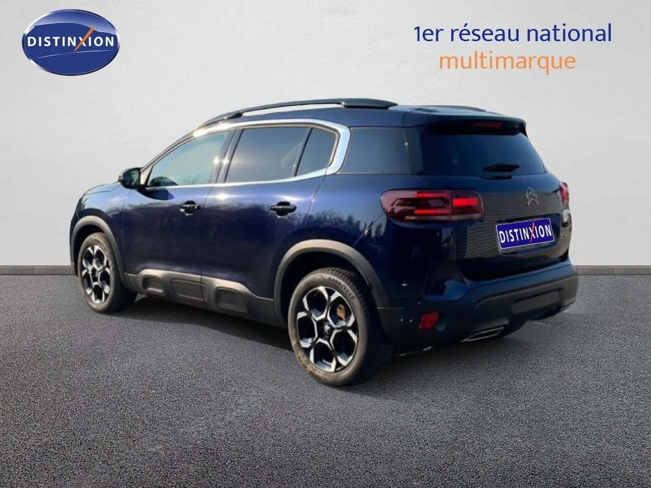 SUV Citroën C5 Aircross bleu Eclipse métal vu en 3/4 arrière droit, avec jantes distinctives et toit panoramique.