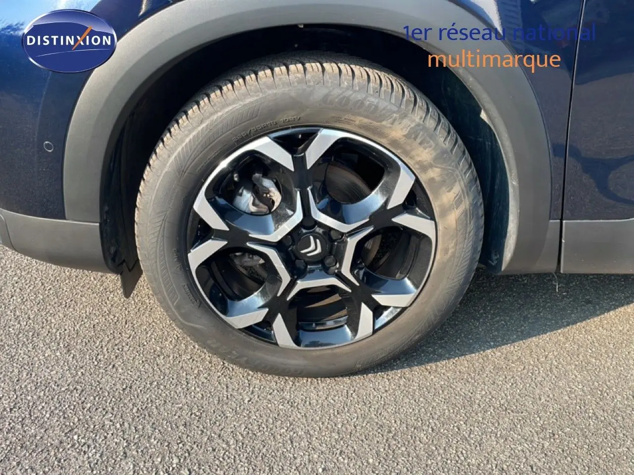Gros plan sur la roue avant droite du Citroën C5 Aircross bleu Eclipse Metal avec jante alliage bicolore.