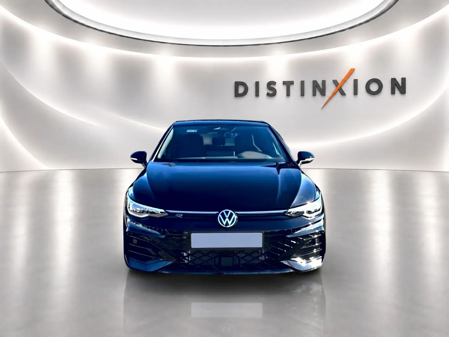Volkswagen Golf 1.5 etsi evo2 150 R-Line noir vue de face dans un showroom lumineux avec logo Distinxion.