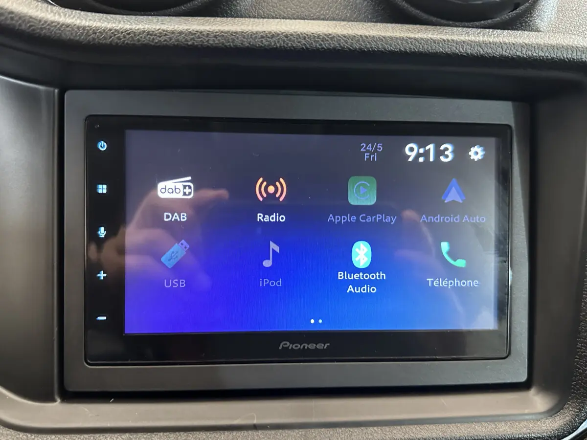 Écran tactile multimédia Pioneer affichant les options Apple CarPlay, Android Auto et Bluetooth dans un véhicule.