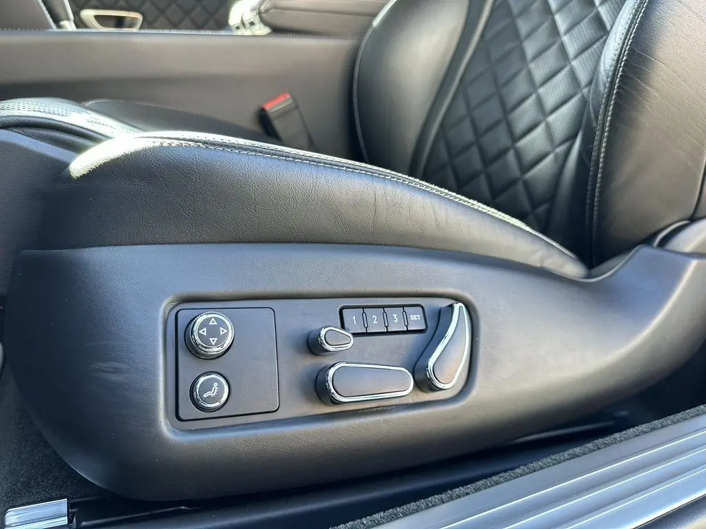 Réglages électriques du siège avant en cuir noir matelassé d'une Bentley Continental GT Speed 2015