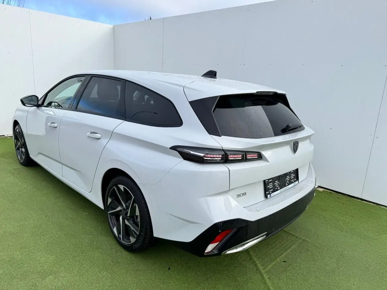 Peugeot 308 SW blanc Okenite vue 3/4 arrière droit avec feux LED et jantes alliage 17 pouces Halong diamantées