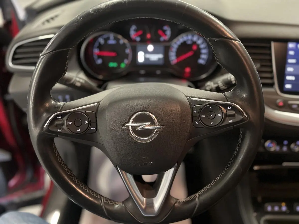 Volant cuir multifonction Opel Grandland 2018, vue rapprochée avec tableau de bord et écran tactile en arrière-plan.