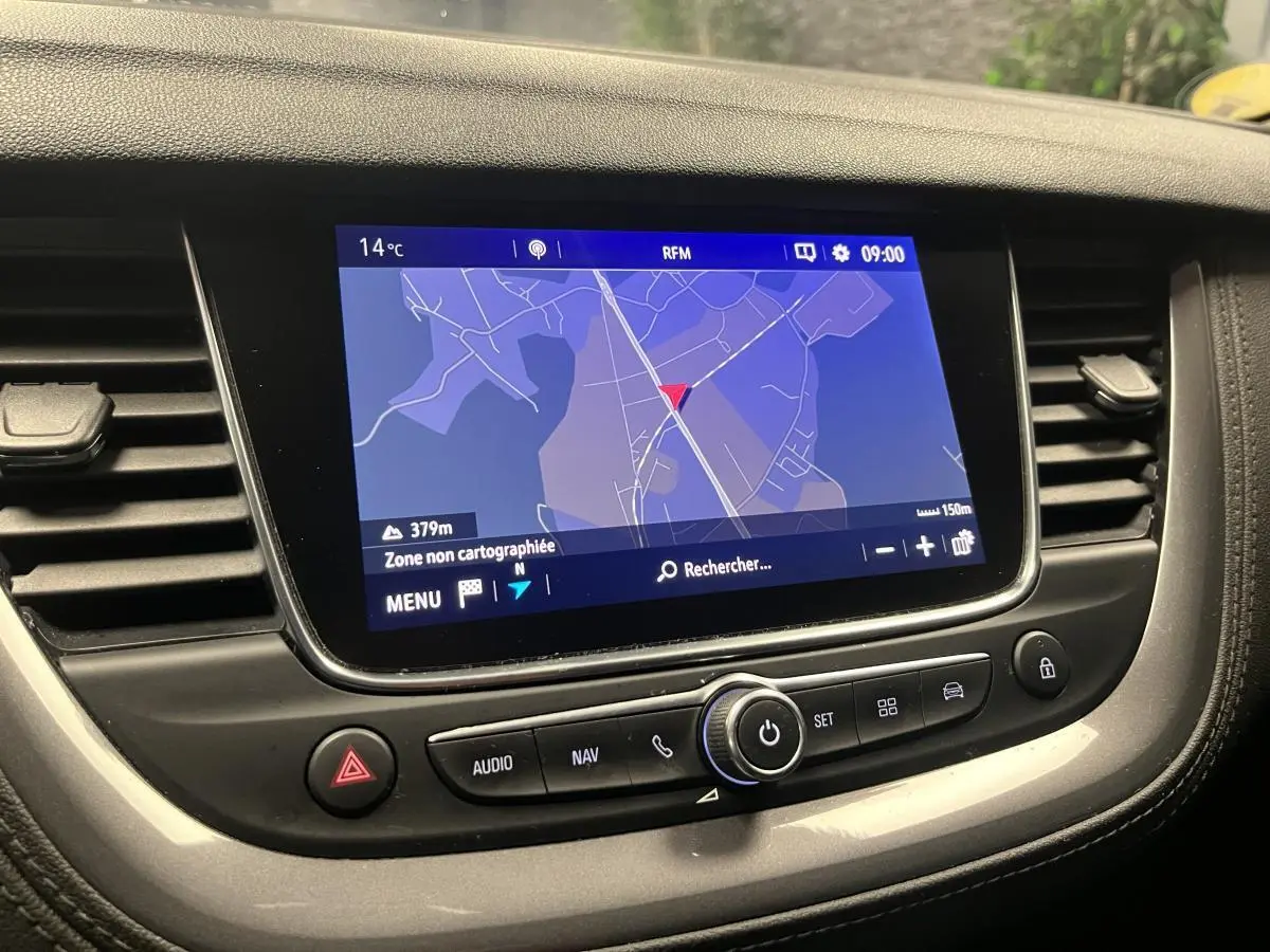 Écran tactile de navigation 8 pouces affichant une carte, intégré dans le tableau de bord noir de l'Opel Grandland rouge.