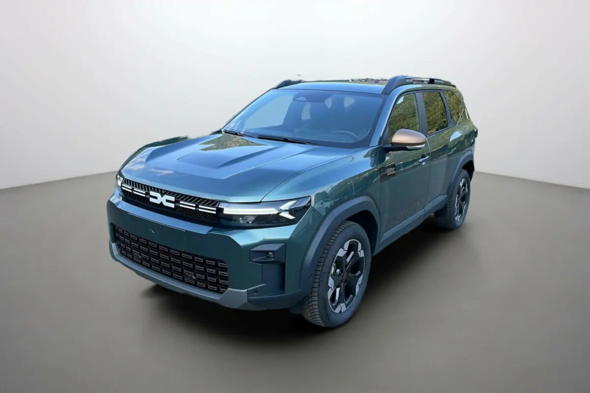 SUV Dacia Bigster vert cèdre en 3/4 avant droit, avec calandre moderne et jantes noires distinctives.