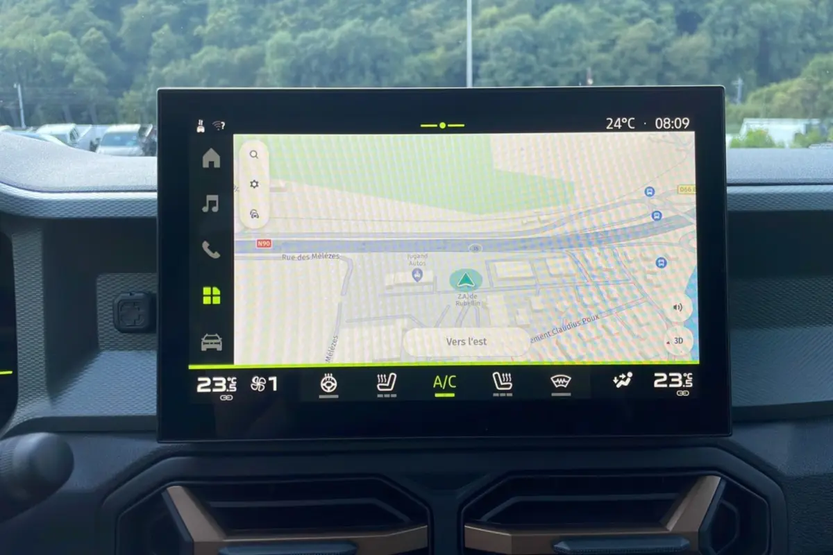 Écran tactile central affichant la navigation et les commandes climatiques du Dacia Bigster TCE 130 4x4 Extreme Plus 2025.