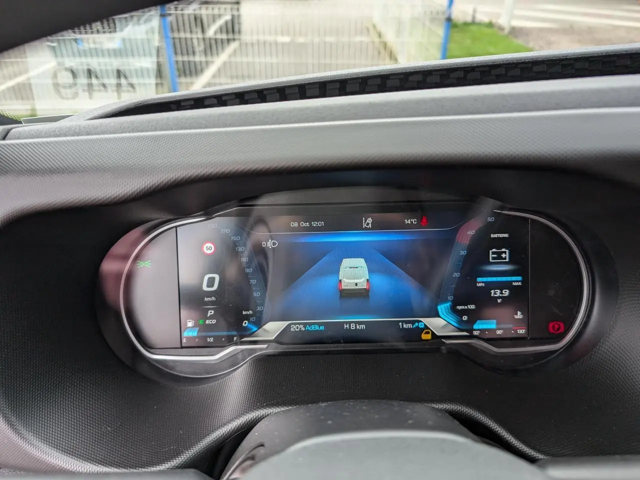 Tableau de bord numérique du Daily Iveco 35S16 blanc, affichant la vitesse et l'état AdBlue en vue frontale.