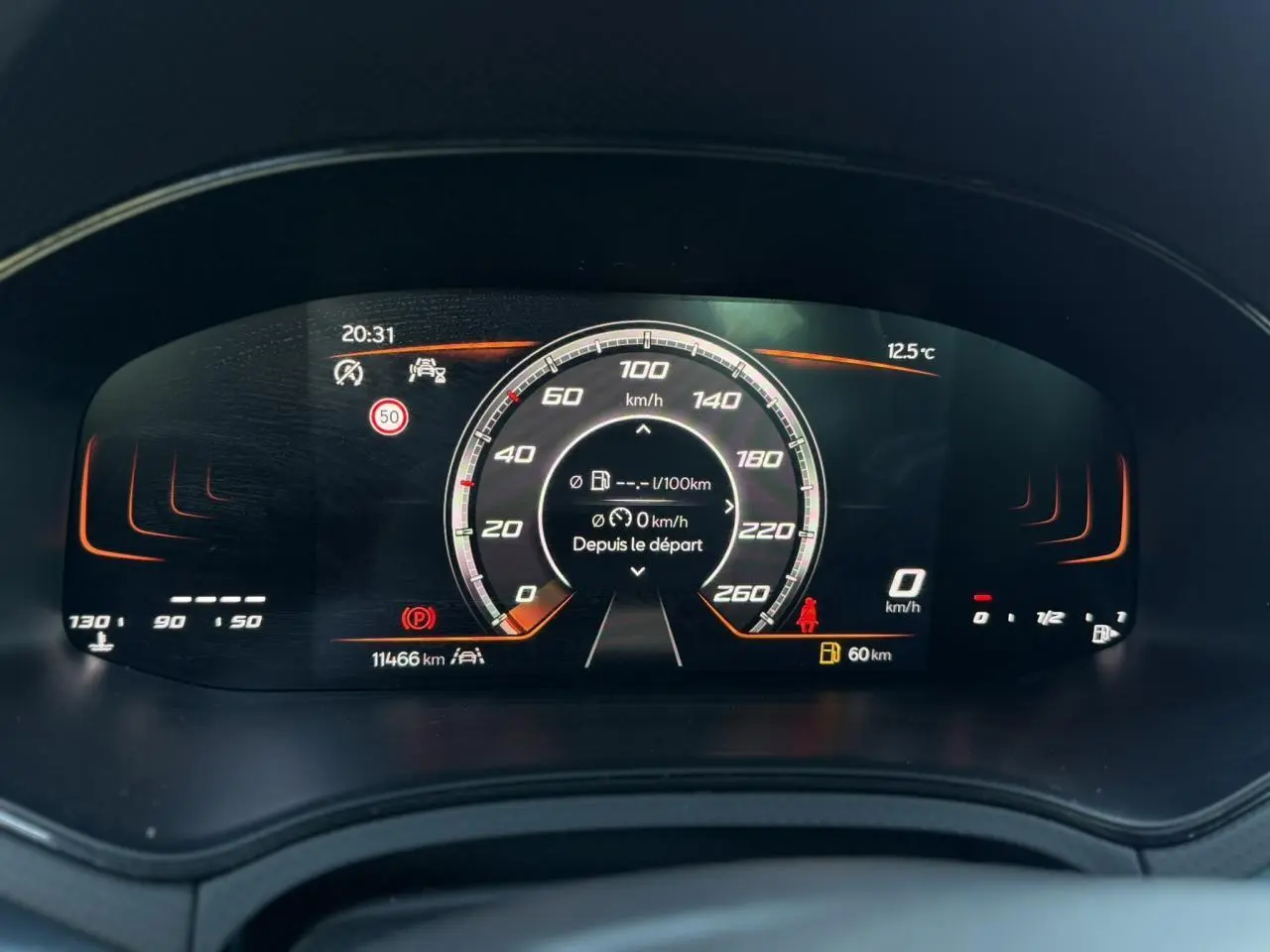 Combiné d'instruments digital 8 pouces du SEAT Arona TSI 115 Xpérience affichant vitesse et informations de conduite.