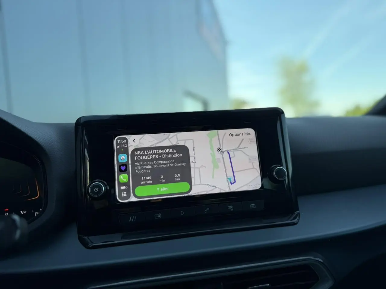 Écran tactile central du tableau de bord d’un SEAT Arona 2025, affichant un itinéraire GPS.