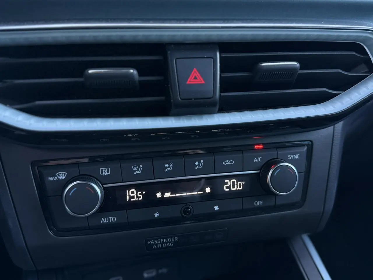 Détail de la console centrale du SEAT Arona 2025 montrant la climatisation automatique bi-zone avec réglages numériques.