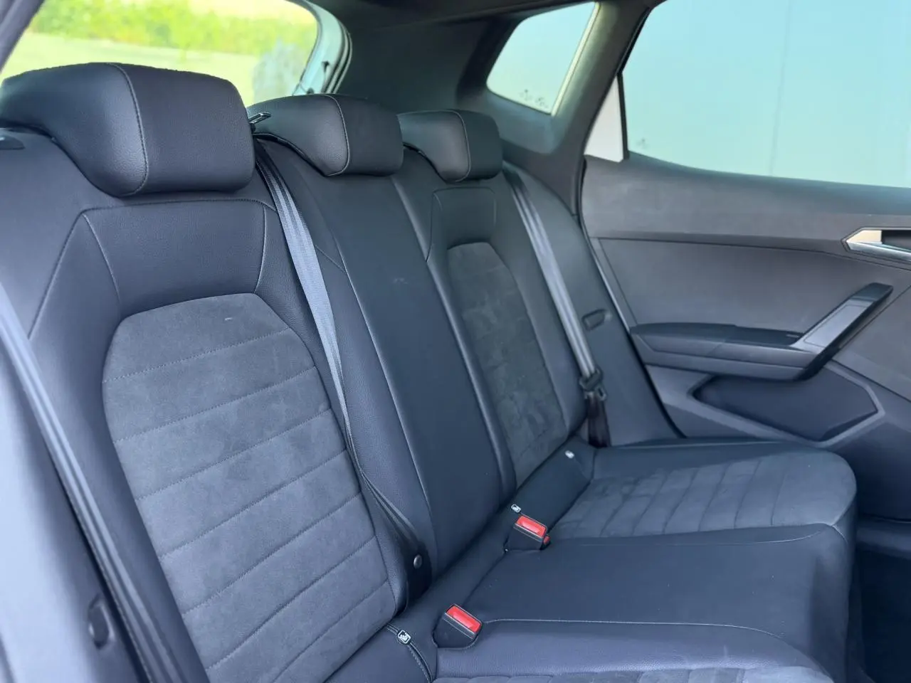 Vue latérale intérieure des sièges arrière en cuir-alcantara noir du SEAT Arona TSI 115 Xpérience 2025.