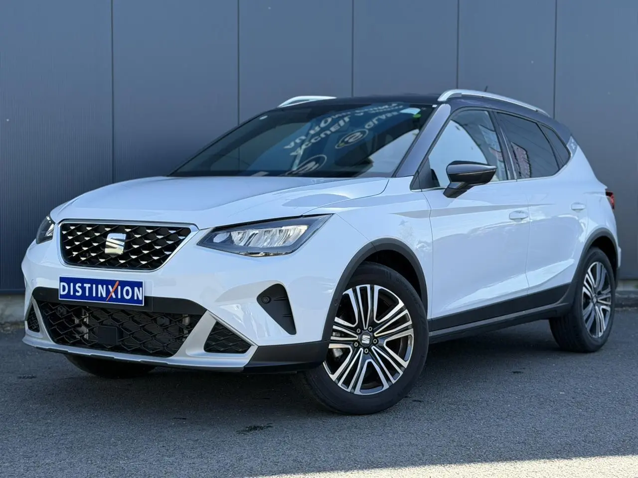 SEAT Arona blanc Nevada vue 3/4 avant droit avec toit noir et jantes alliage 17 pouces « Dynamic »