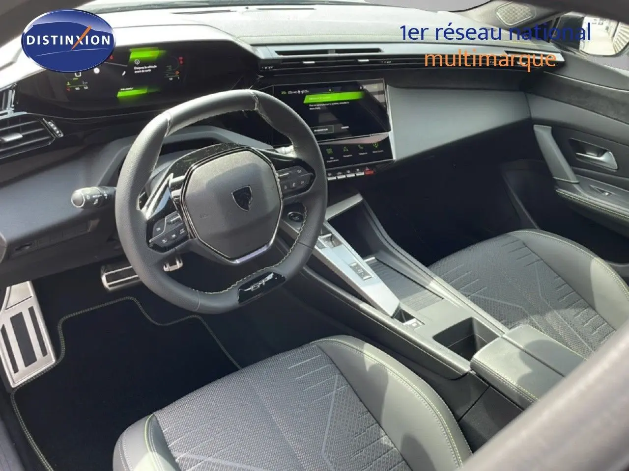 Vue intérieure côté conducteur de la Peugeot 308 1.2 Hybrid 145ch GT avec volant cuir et tableau de bord numérique.