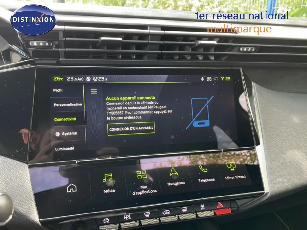 Vue rapprochée de l’écran tactile central du tableau de bord d’une Peugeot 308 gris Artense, affichant le menu connectivité.