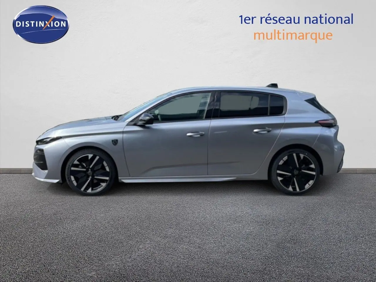 Profil côté gauche de la Peugeot 308 1.2 Hybrid 145ch GT gris Artense métal avec jantes noires et design moderne.