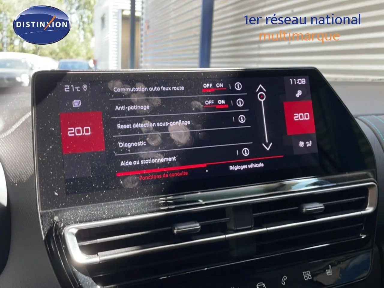 Écran tactile central du Citroën C5 Aircross gris platinium, affichant les réglages d’aide à la conduite.