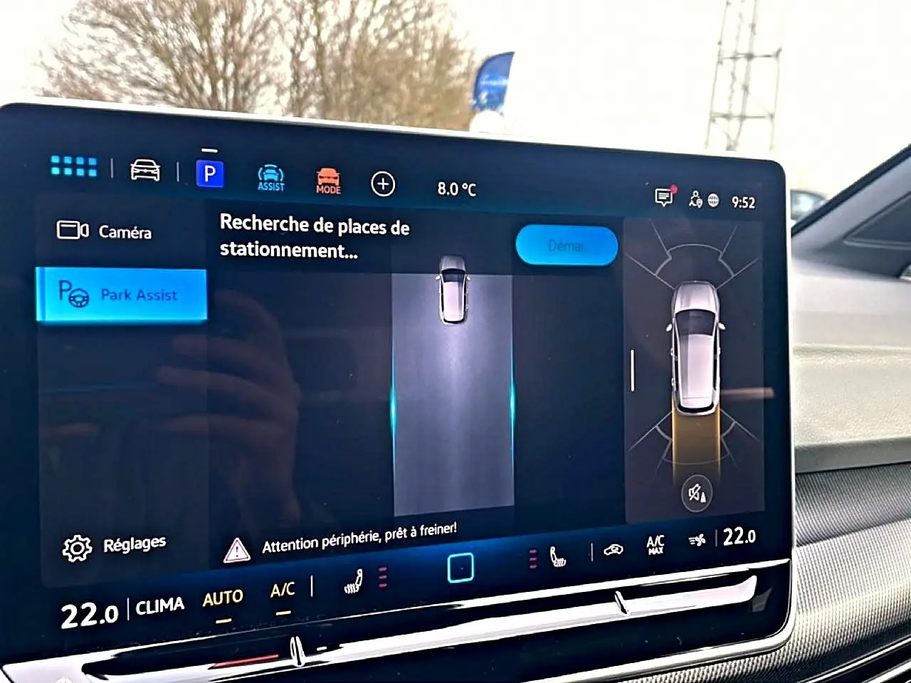 Écran central de la Volkswagen Golf 2026 affichant l'assistance au stationnement avec interface moderne.