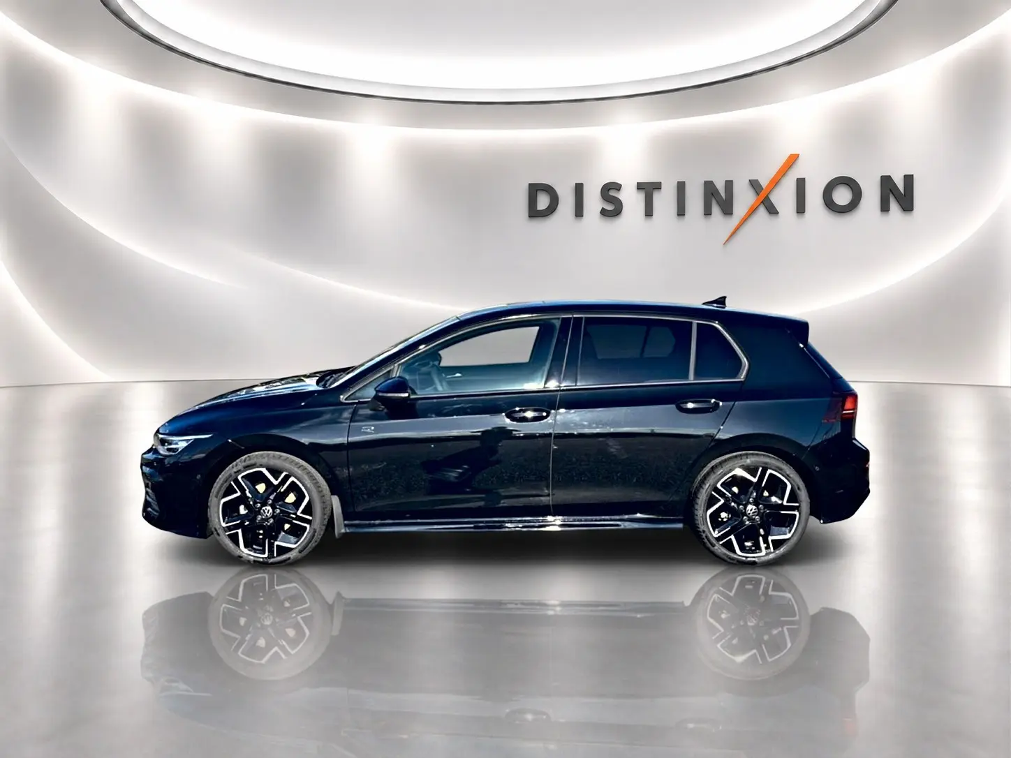 Profil droit d'une Volkswagen Golf noire 2026 avec jantes noires et détails R-Line dans un studio lumineux.