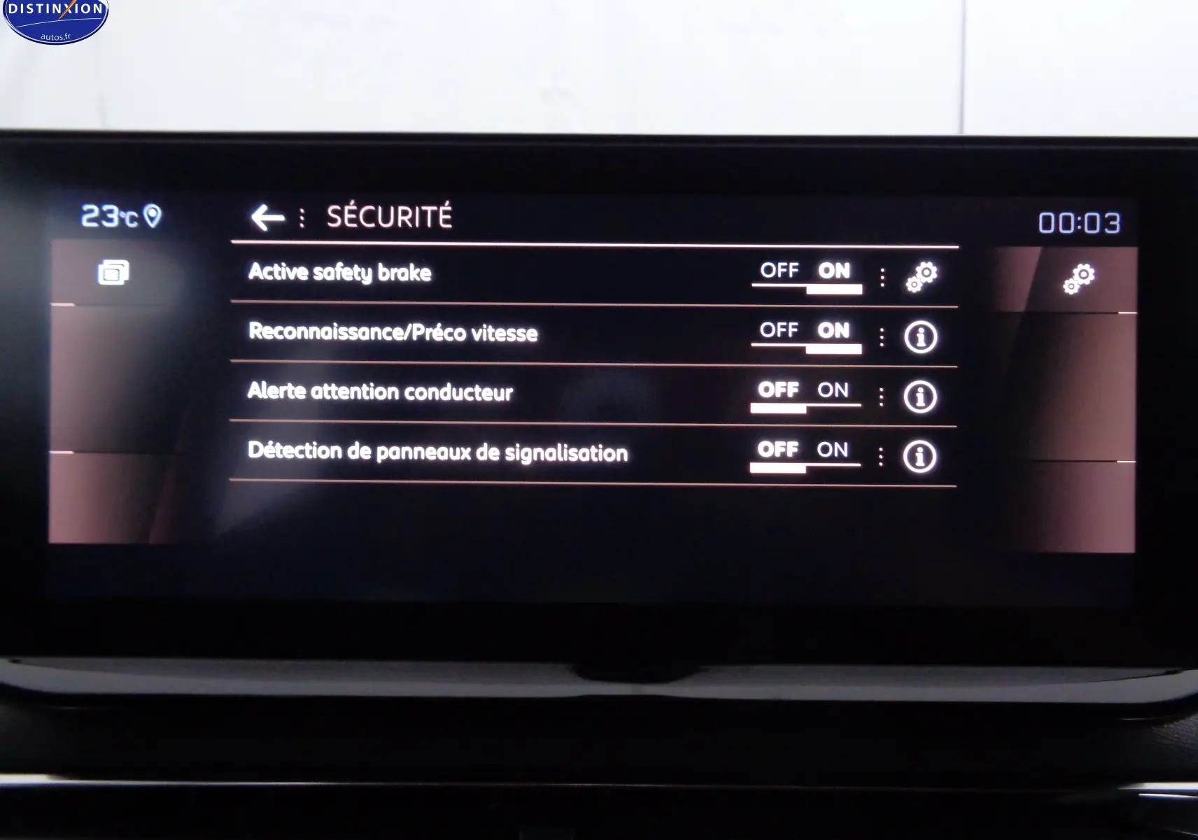 Écran tactile intérieur du Peugeot 3008 2023 affichant les options de sécurité activées.