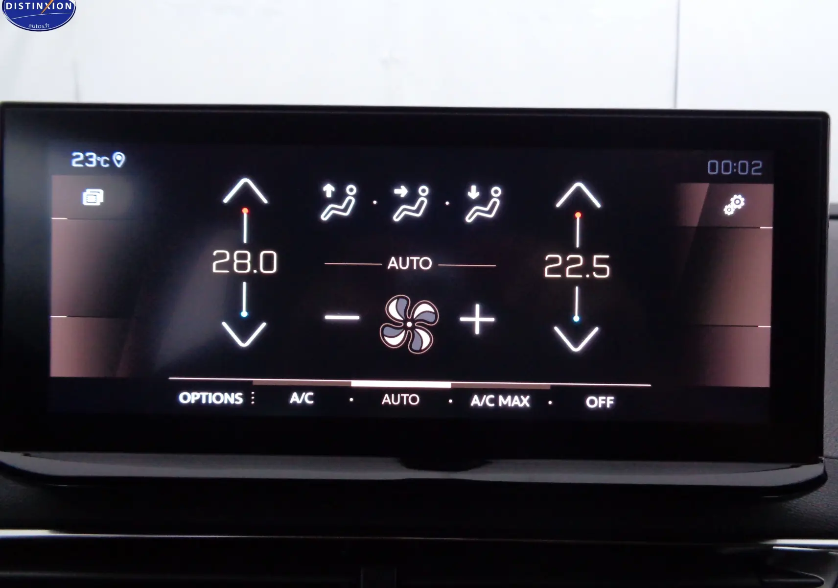 Écran tactile de la climatisation automatique du Peugeot 3008 noir, affichant températures et réglages en intérieur.