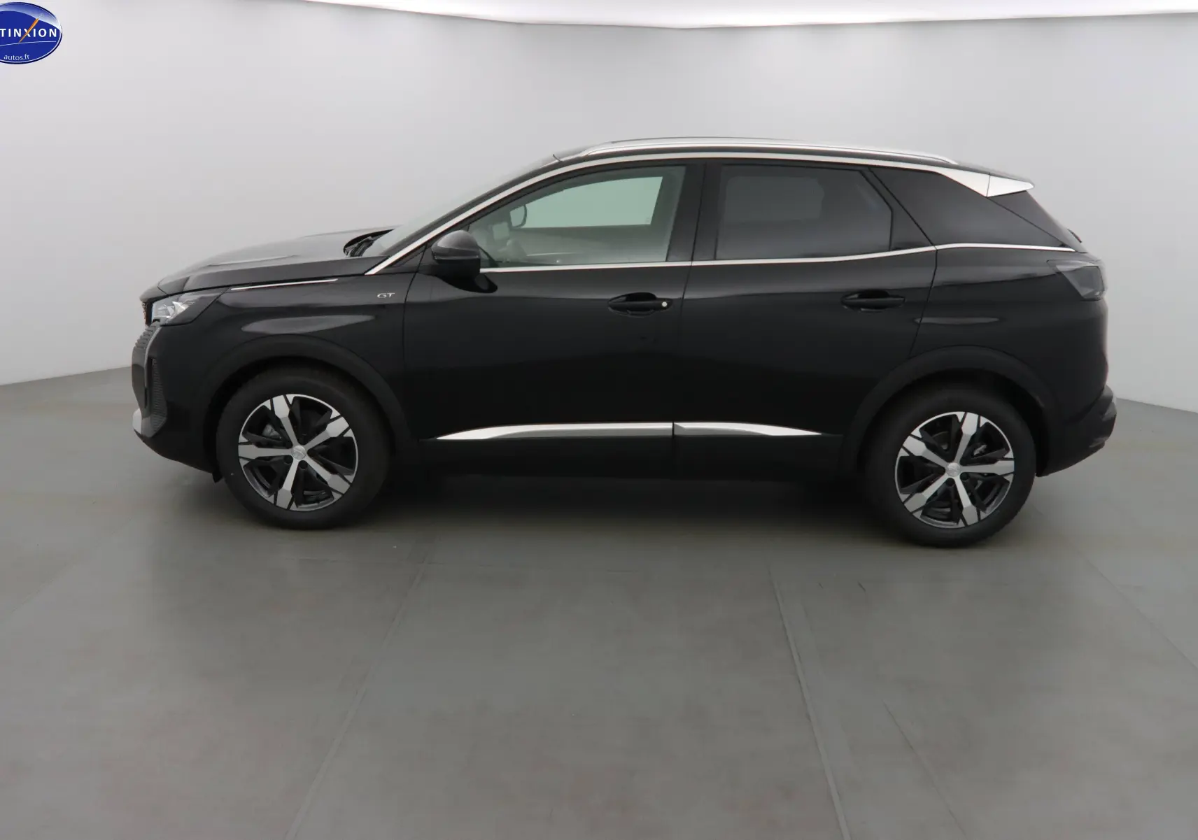 Profil côté gauche du Peugeot 3008 GT noir Perla Nera 2023 avec jantes biton et finitions chromées élégantes.