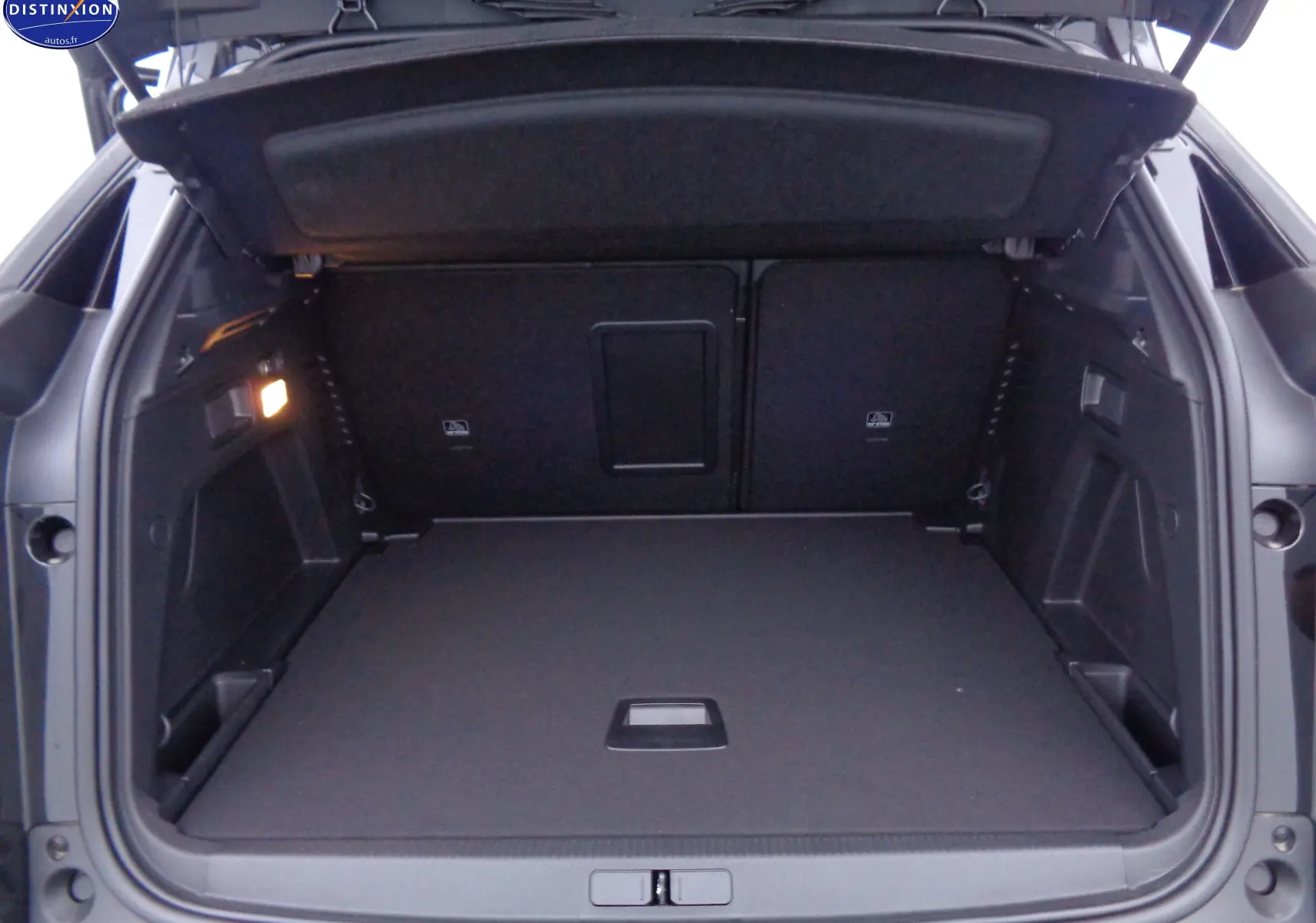 Coffre ouvert du Peugeot 3008 noir Perla Nera, vue arrière montrant un espace de chargement propre et spacieux.