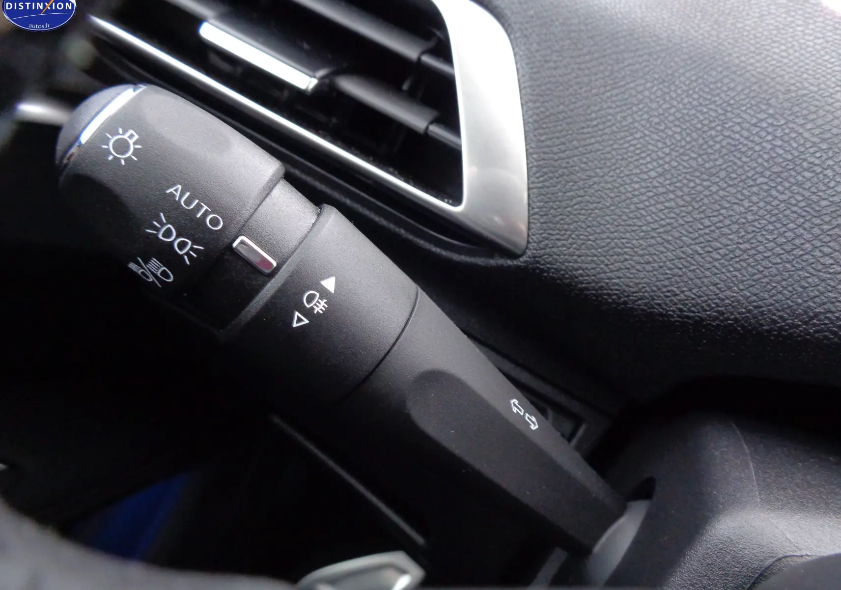 Gros plan sur la commande des feux et clignotants dans l’habitacle noir du Peugeot 3008 GT 2023.