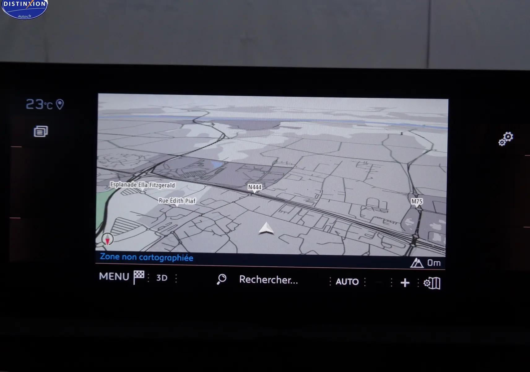 Écran tactile du système de navigation du Peugeot 3008 GT 2023 affichant une carte en 3D en intérieur noir.