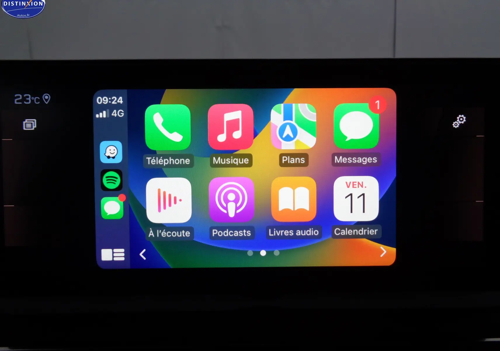 Peugeot 3008 noir Perla Nera, vue intérieure sur l'écran tactile multimédia affichant Apple CarPlay.