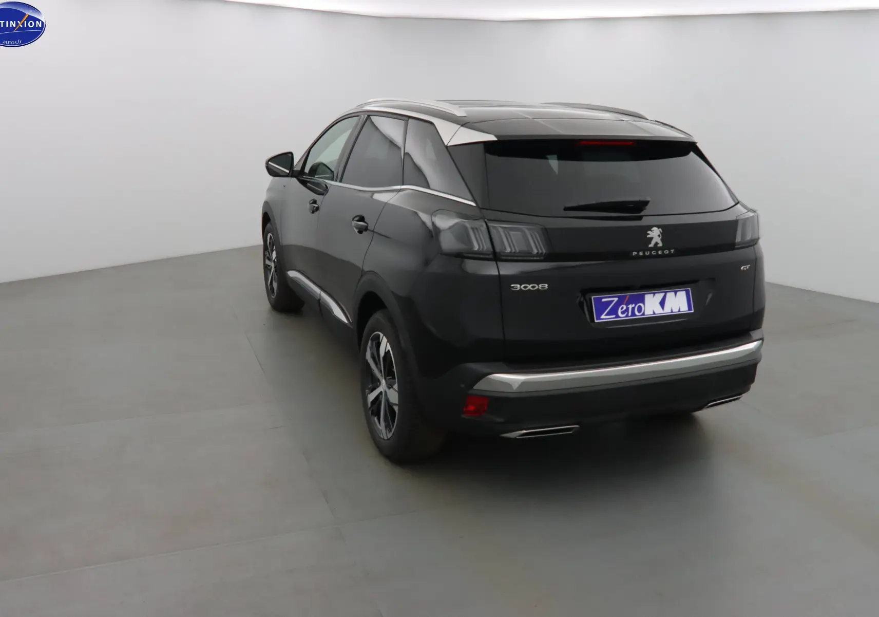 Peugeot 3008 noir Perla Nera vue 3/4 arrière droit dans un studio avec détails chromés et vitres teintées.