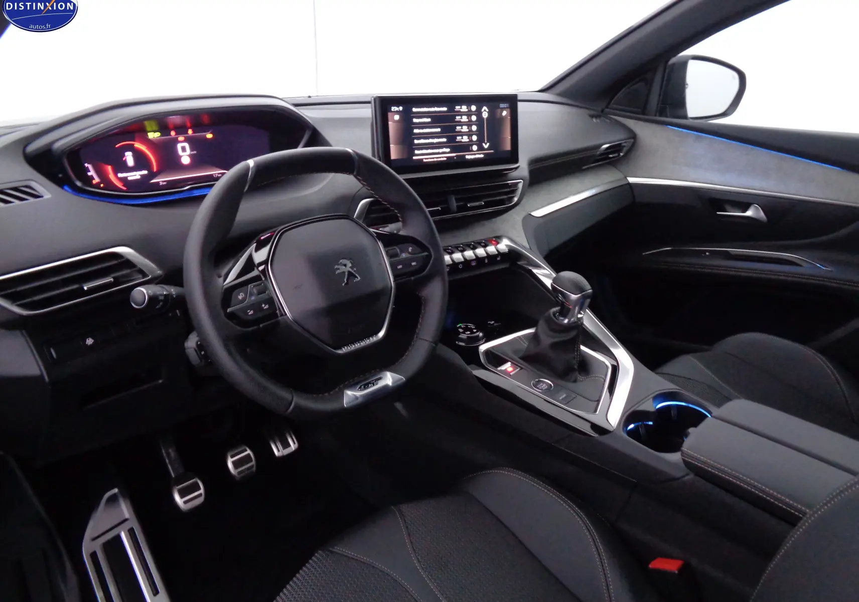 Intérieur noir du Peugeot 3008 2023, vue côté conducteur, volant compact, écran tactile et levier de vitesse manuel.