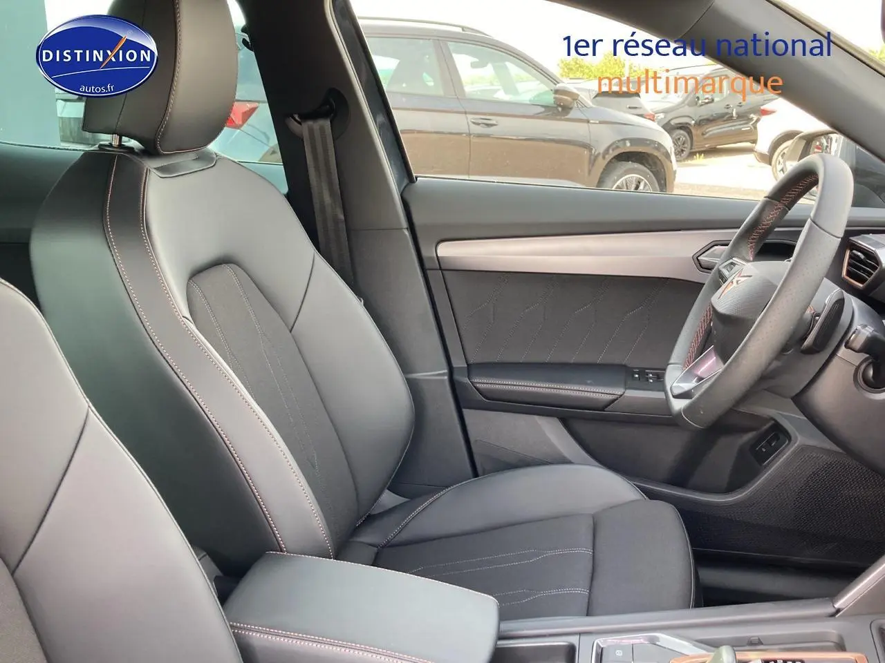 Vue intérieure côté conducteur du CUPRA Formentor 1.5 etsi hybrid 2025 avec sièges cuir noir et volant multifonction.