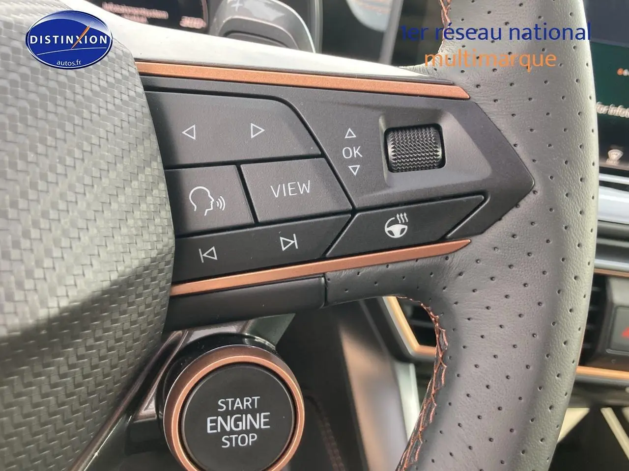 Gros plan sur le volant cuir perforé avec commandes multifonctions et bouton start/stop du CUPRA Formentor gris magnétique 2025.