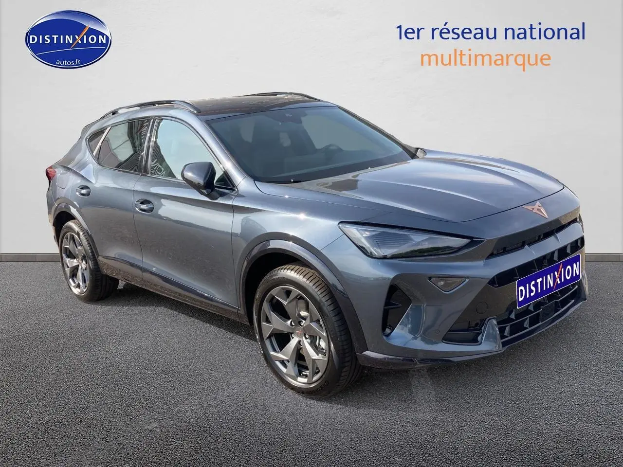 Vue 3/4 avant d'un CUPRA Formentor gris magnétique avec jantes alu 18 pouces et barres de toit visibles.