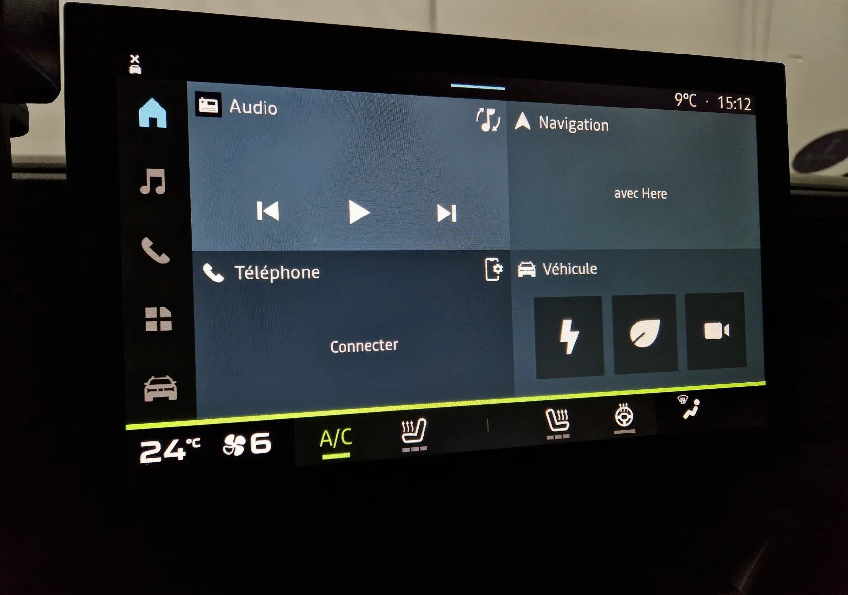 Écran tactile central du Dacia Duster 2024 noir, affichant les menus audio, navigation, téléphone et véhicule.